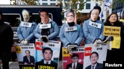 抗议者参加在首尔举行的集会，要求弹劾总统尹锡烈并逮补其党羽，以及解散执政的国民力量党。(路透社：2024年12月7日)