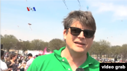 Graham Wilson, pengunjung Festival Layang-layang, 30 Maret 2019. (Foto: videograb/VOA)
