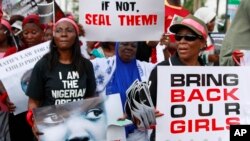 Para aktivis perempuan menggelar aksi protes untuk menyerukan kepada pemerintah upaya penyelamatan ratusan siswi yang diculik di Chibok, Lagos, Nigeria (5/5). 