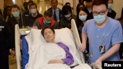 지난 달 말 괴한의 습격으로 중상을 입은 케빈 라우 전 홍콩 명보 편집장이 지난 1일 중환자실에서 치료를 받은 지 사흘만에 개인병실로 옮겨지고 있다.-