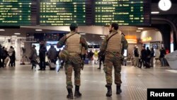 Des soldats patrouillent à la gare du Midi à Bruxelles, le 21 novembre 2015. (REUTERS/Francois Lenoir)