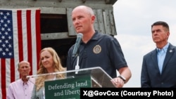 犹他州州长考克斯星期二在当地一个小型家庭农场举行的新闻发布会上谈到保护犹他州土地免受外国影响的努力。(2025年7月15日)
