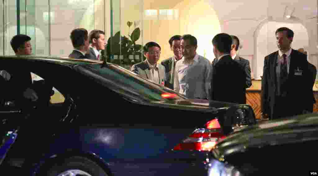 وانگ یی وزیر خارجه چین در حال ترک هتل کوبورگ محل مذاکرات هسته ای در بامداد سه شنبه ۱۶ تیر.