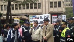 台湾内政部官员（中间手持麦克风者）与请愿者对话。(美国之音燕青拍摄)