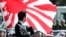 日本首相安倍晋三在东京检阅日本自卫队。（2013年10月27日资料照）