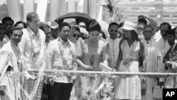 Filippinin avtoritar prezidenti Ferdinand Markos və xanımı Imelda Markos körpünün açılış mərasimində lent kəsirlər. İyun, 1973.