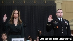 彭斯副总统的助理珍妮弗·威廉（左）和国家安全委员会乌克兰问题专家亚历山大·文德曼中校在国会弹劾听证会上宣誓作证。（2019年11月19日）