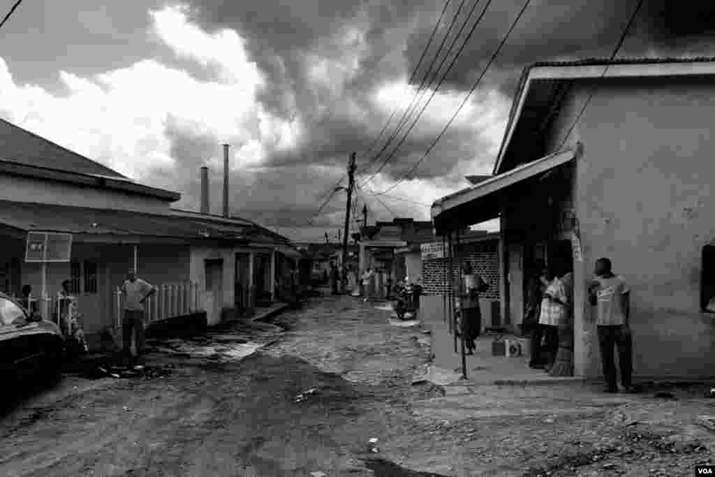 Ratusan anak yatim piatu akibat genosida Rwanda pada 1994 masih hidup sulit di daerah kumuh Giporoso di Kigali, Rwanda, November 2013. Banyak yang menjadi pengedar narkoba atau pekerja seks untuk bertahan hidup. (VOA/Hamada Elrasam)