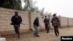 무장반군들이 3일 팔루자시 거리를 걷고 있다.