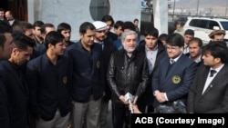 عبدالله عبدالله در میان بازیکنان تیم ملی کرکت افغانستان