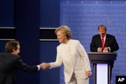 همانطور که پیش بینی می شد دو نامزد در نهایت با هم دست ندادند.