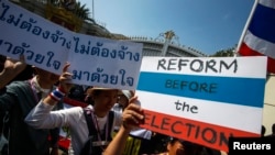 Demonstran anti pemerintah dalam sebuah aksi protes di luar kediaman PM Yingluck Shinawatra di Bangkok, 22 Desember 2013.