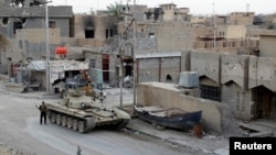 Pasukan keamanan Irak siaga di kota Ramadi (foto: dok). Militer Irak dituduh melakukan serangan-serangan udara tanpa pandang bulu.