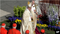 ​​Peregrinos de todo el mundo se reunieron en la plaza decorada con flores primaverales para escuchar a Francisco pronunciar el tradicional mensaje de Pascua “Urbi et Orbi” (a la ciudad y al mundo) desde el balcón central de la Basílica de San Pedro.
