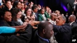 Presiden AS Barack Obama bertemu para pemimpin muda Afrika Selatan di University of Johannesburg, Soweto (29/6).