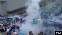港警方向示威者发射催泪弹（美国之音海彦拍摄）