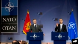 北约秘书长斯托尔滕贝格（右）与黑山共和国副总理兼外交部长卢克希奇在布鲁塞尔的北约总部召开记者会。 （2015年12月2日）