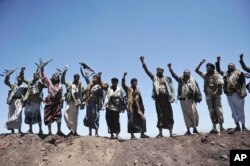 Pemberontak Houthi meneriakkan slogan-slogan setelah berhasil menguasai sebuah divisi militer di Sanaa, Yaman. (Foto: AP)
