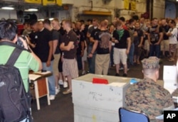 脱下军装准备上岸度假