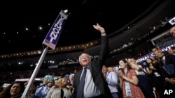 민주당 전당대회 현장에서 지지자들에게 인사하고 있는 버니 샌더스(무소속·버몬트) 상원의원.