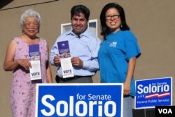 索罗里欧和华裔岳母、妻子（美国之音国符拍摄）