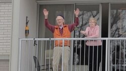 Komšije koje su se pridružile performansu sa svojih terasa