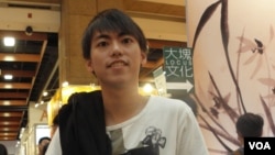 满载儿童读物而归的王青年(美国之音申华拍摄)