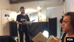 贝岭（右）、孟浪（站立者）在朗诵会上（美国之音申华拍摄）