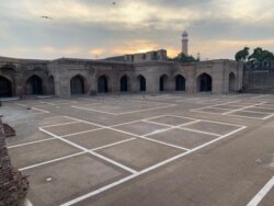 شاہی قلعے کا ایک اور اندرونی منظر۔