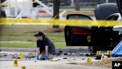 Seorang penyelidik FBI di lokasi serangan di Garland, Texas, Senin (4/5).