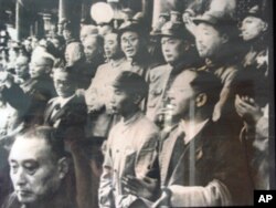 1949年10月1日李普(中，穿军装者)在天安门城楼上