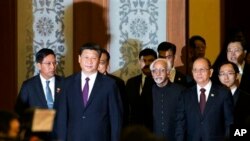 တရုတ်သမ္မတ Xi Jinping ၊ မြန်မာသမ္မတ ဦးသိန်းစိန်နဲ့ အိန္ဒိယ ဒုတိယသမ္မတ Hamid Ansari တို့ ငြိမ်းချမ်းစွာအတူယှဉ်တွဲနေထိုင်ရေး နှစ် (၆၀) ပြည့်အခမ်းအနား တက်ရောက်ကြစဉ်။ (ဂျွန် ၂၈၊ ၂၀၁၄)