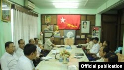 အမျိုးသားဒီမိုကရေစီအဖွဲ့ချုပ် နှင့် ၈၈ မျိုးဆက် (ငြိမ်းချမ်းရေးနှင့်ပွင့်လင်းလူ့အဖွဲ့အစည်း)တို့ အစည်းအဝေးပြုလုပ်။ (မေလ ၄ရက်၊ ၂၀၁၄) သတင်းဓာတ်ပုံ- ၈၈မျိုးဆက် ငြိမ်းချမ်းပွင့်လင်း FB