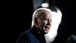 美国总统拜登2021年10月26日在弗吉尼亚州阿灵顿举行的集会上为民主党州长候选人、前弗吉尼亚州州长特里·麦考利夫站台并发表讲话。