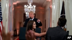 特朗普总统与CNN记者阿科斯塔在记者会上言辞交锋，一名白宫实习生试图从阿科斯塔手中拿走麦克风。(2018年11月7日)