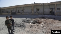 Rusiya hava qüvvələrinin İdlib vilayətinin Cercnaz qəsəbəsində məktəbə endirdiyi zərbənin fəsadları.