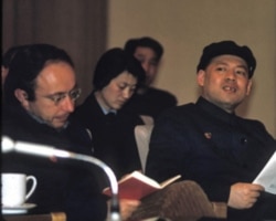 梅兆赞(左一)与姚文元 (梅兆赞提供)