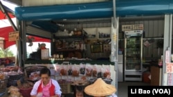 花农吴永濬一家老少在店铺里忙碌（美国之音记者黎堡摄）