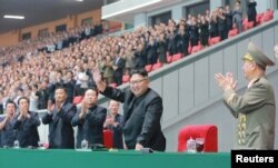 북한 김정은 국무위원장이 28일 5월1일경기장에서 열린 청년동맹 제9차대회 경축 횃불야회를 참관했다.