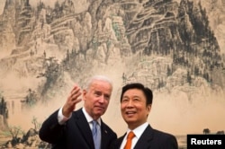 2013年12月5日美国副总统拜登在北京钓鱼台国宾馆的午餐会前同中国国家副主席李源潮交谈。