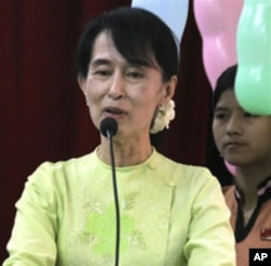 缅甸民主运动领导人昂山素季2月13日在仰光一个纪念其父诞辰97周年的仪式上讲话