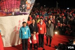2016新北市平溪天灯节闭幕式上，台北市长柯文哲（左一）、新北市长朱立伦（左二）和基隆市长林右昌（左三）共同施放了16尺“环游世界天灯”。 （2016年2月22日，新北市政府观光旅游局图片）
