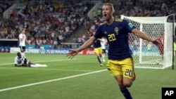 اوولا تویوونین، مهاجم سویدنی که از به ثمر رساندن گول در برابر آلمان تجلیل می کند.