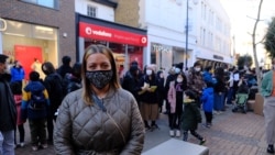 英国人Kayla路过香港人集会时停下来表达支持（美国之音特约记者郑乐捷）