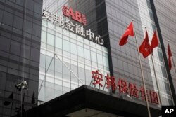 北京安邦保险集团大楼外面有人擦玻璃（2017年3月16日） 。