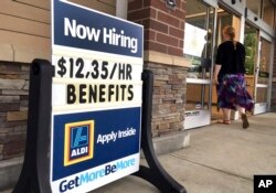 Supermarketdə iş elanı – saatı $12.35. Salem, Nyu Hempşir ştatı. Hazırda bütün ABŞ boyu vakansiyaların sayı işsizlərin sayından çoxdur.