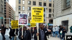 Manifestantes expresan su desaprobación con la declaratoria de nulidad en el juicio al policía William Porter.