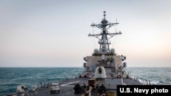 美国海军约翰·麦凯恩号导弹驱逐舰2021年2月5日在南中国海进行常规航行行动。（美国海军第七舰队）