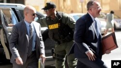 El teniente Brian Rice (izq.), llega a la corte con su abogado Mike Davey, el lunes antes de que el juez lo absolviera de cargos en relación a la muerte de Freddie Gray.