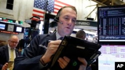 交易员乔纳森·科皮纳在纽约证券交易所工作。华尔街股市周三暴涨（2018年11月28日）
